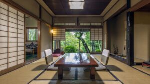 Habitación de tatami con mesa baja y sillas de suelo