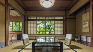 Habitación de tatami con mesa baja y sillas de suelo