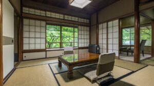 Habitación de tatami con mesa baja y sillas de suelo