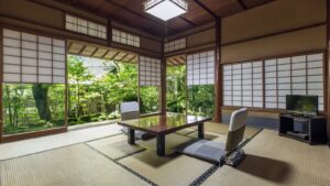 Habitación de tatami con mesa baja y sillas de suelo