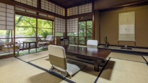 Habitación de tatami con mesa baja y sillas de suelo