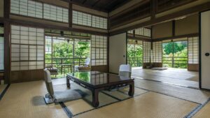 Habitación de tatami con mesa baja y sillas de suelo