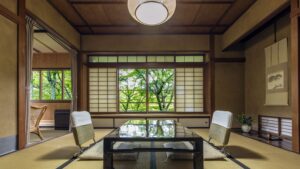 Habitación de tatami con mesa baja y sillas de suelo