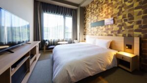 Letto in camera con zona salotto vicino alla finestra