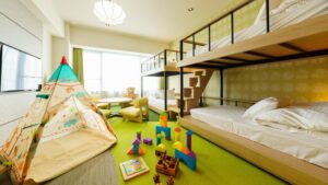 Letti a castello e tenda da gioco per bambini nella camera