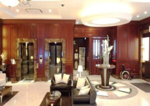 Hall dell’hotel con ascensori e area salotto