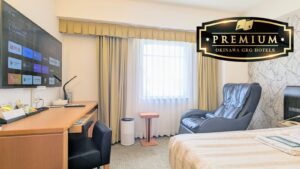 Camera d’hotel con letto, scrivania, sedia e poltrona