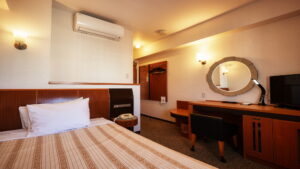 Letto singolo e scrivania in camera