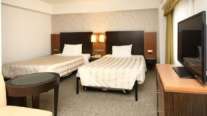 Letti singoli in camera con televisione