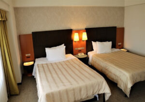 Due letti singoli in una camera d’albergo