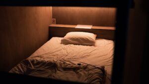 Cama individual en una cabina de madera para dormir
