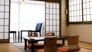 Habitación de tatami con mesa baja y sillas de suelo