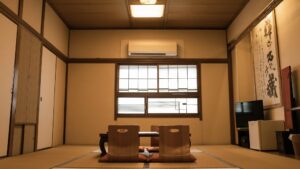 Habitación de tatami con mesa baja y sillas de suelo