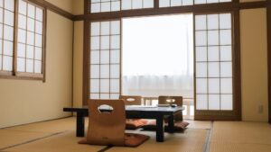 Habitación de tatami con mesa baja y cojines en el suelo