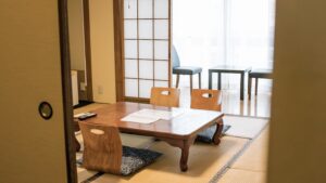 Habitación de tatami con mesa baja y cojines de suelo