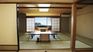 低いテーブルと座椅子のある畳の部屋