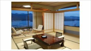 Tatamizimmer mit niedrigem Tisch und Stühlen am Fenster