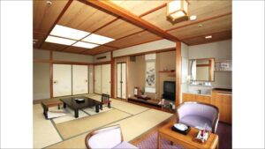 Tatamizimmer mit niedrigem Tisch und Bodenstühlen