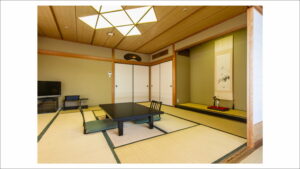 Tatamizimmer mit niedrigem Tisch und Bodenstühlen