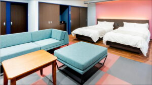 Zweibettzimmer mit Sofa und Ottoman