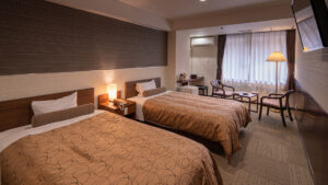 Habitación con dos camas y zona de estar