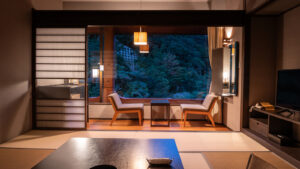 Habitación de tatami con sillas junto a una gran ventana