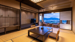 Habitación de tatami con mesa baja y asientos junto a la ventana