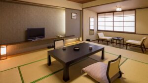 Habitación de tatami con mesa baja, sillas de suelo y sillas
