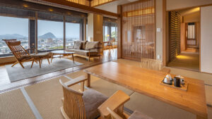 Habitación con tatami, mesa, sillas, sofá y vistas por la ventana
