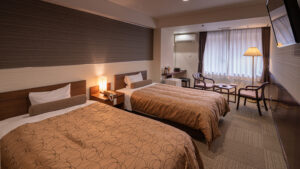 Camas individuales en una habitación con zona de estar