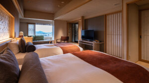 Dos camas individuales en una habitación de estilo japonés