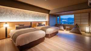 Dos camas en una habitación de estilo japonés.