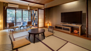 낮은 테이블, 방석, 의자가 있는 다다미방