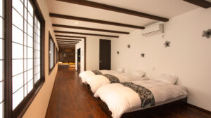 쇼지 창이 있는 긴 객실의 침대 3개