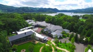 湖泊和森林旁度假村建筑的鸟瞰图