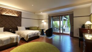 带双床和露台的客房