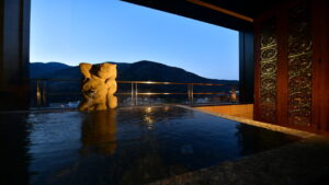 夕暮れ時に山を望む露天貸切風呂