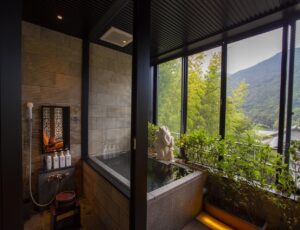 山の景色を望む窓辺の貸切風呂