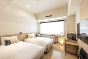 明るい客室のツインベッド