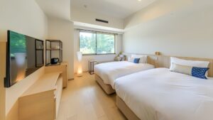 明るい客室のツインベッド