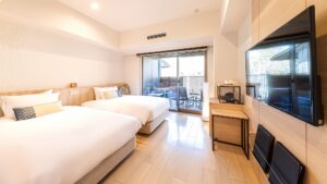 バルコニー席のある客室のツインベッド