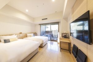 バルコニー席のある客室のツインベッド