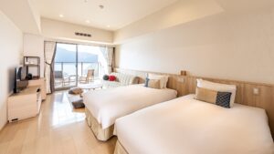 バルコニー席のある客室のツインベッド