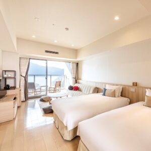 ソファとバルコニーの眺望がある客室のツインベッド