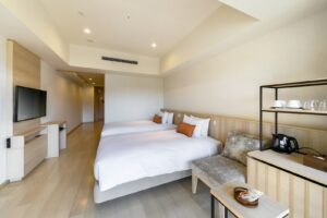 モダンな客室のベッド2台