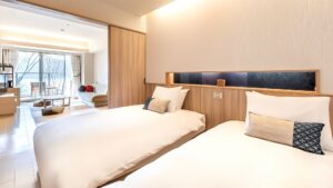 モダンな旅館の客室にある2台のベッド