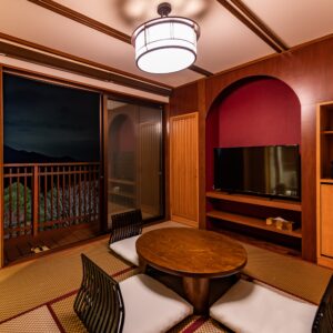 낮은 테이블과 발코니 문이 있는 다다미 좌식 공간