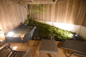 Bain privé en plein air à côté de chaises et du jardin