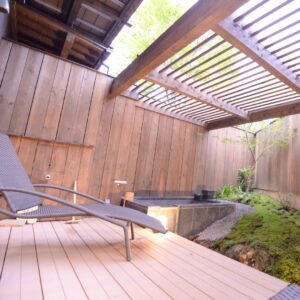 Bain en plein air privé à côté d’une chaise longue