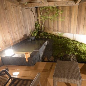 Bain extérieur privé à côté d’un petit jardin